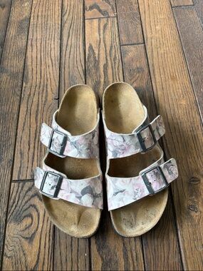 Birkenstock papillio floral. Size 40.  Lots of use left in this shoe.